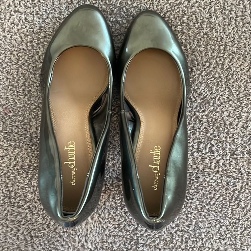 Women's olive green pumps